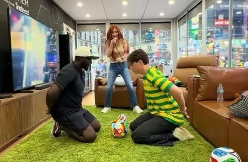 Dois homens receberam R$ 259 milhões para ver todos jogos da Copa dentro de um cubo de vidro