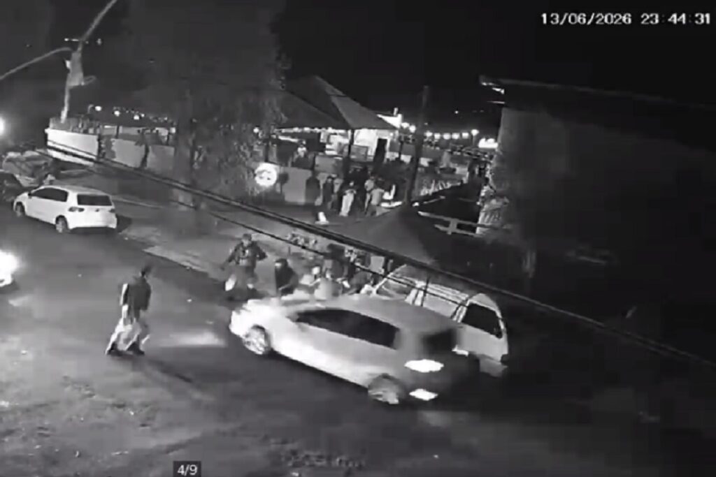 VÍDEO: Câmera registra motorista atropelando dois homens e fugindo após confusão em casa noturna 1 VÍDEO: Câmera registra motorista atropelando dois homens e fugindo após confusão em casa noturna