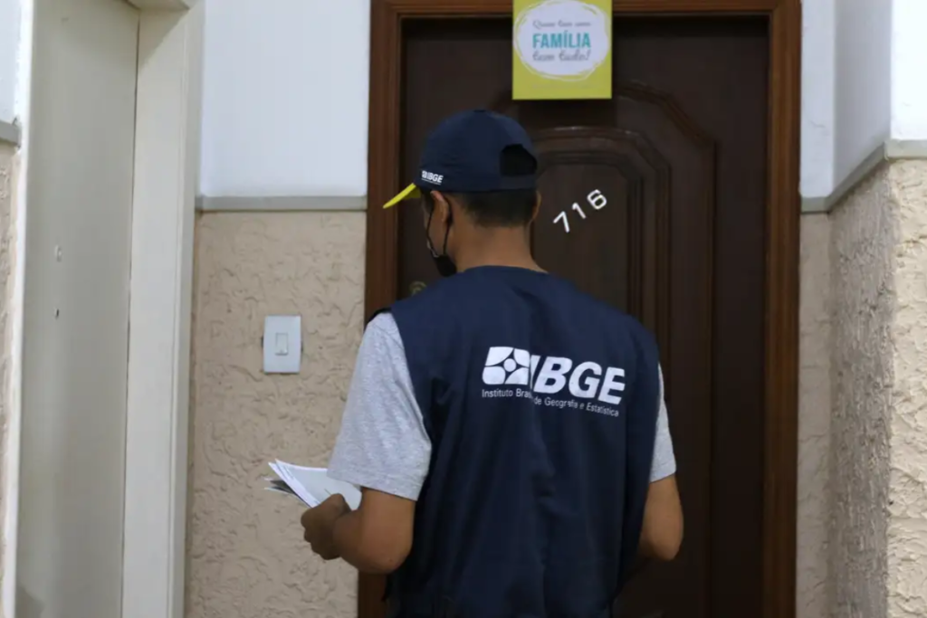 IBGE abre seleção com 1.414 vagas para nível médio e superior. Salários de até R$ 5.255. Inscrições até 15 de julho pelo Instituto Avalia.