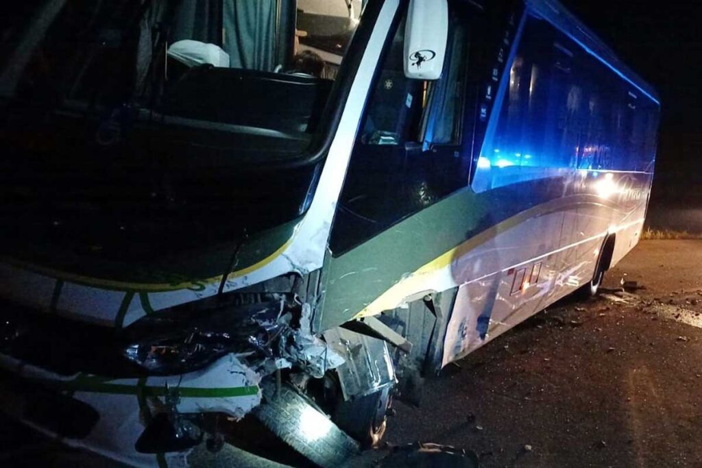 Acidente entre carro e ônibus deixa quatro feridos na região