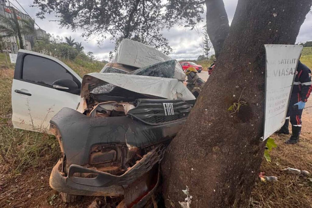 Motorista fica preso às ferragens após bater em árvore na MGC-383 1 Motorista fica preso às ferragens após bater em árvore na MGC-383