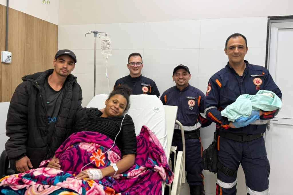 Gestante de 20 anos dá à luz dentro de ambulância do Samu na BR-262; bebê precisou de reanimação e mãe e filha passam bem.