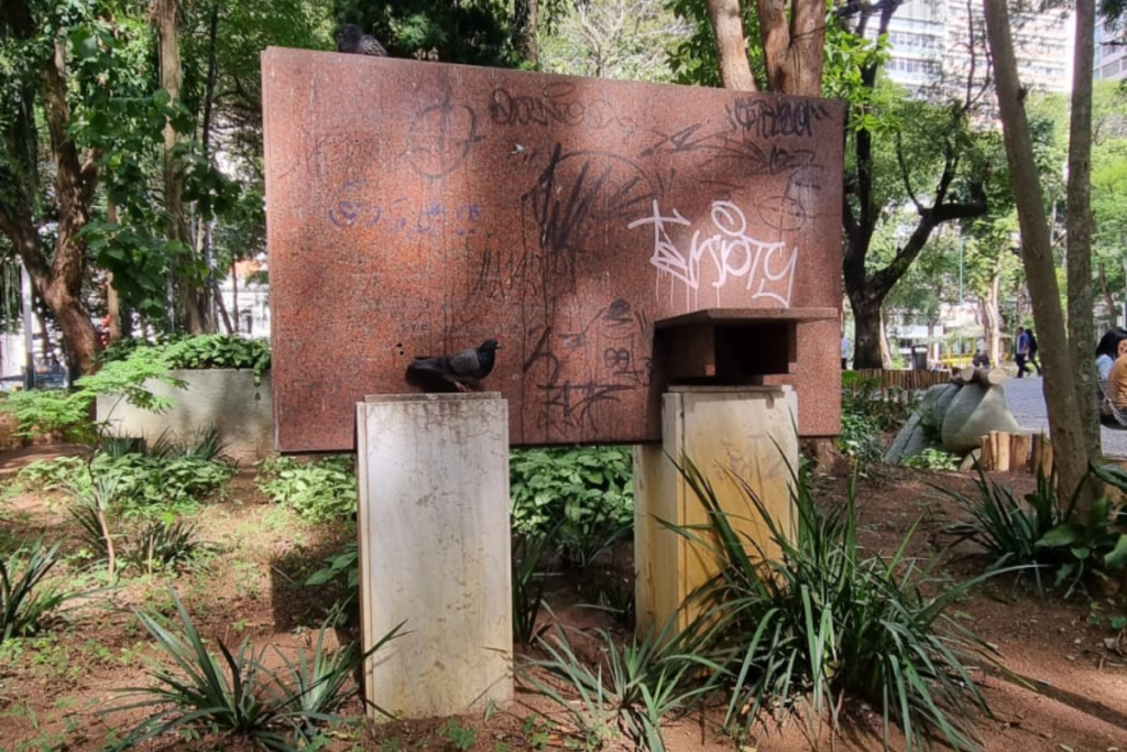 Monumento do Parque Halfeld é pichado e população cobra fiscalização; PJF foi demandada e não retornou até a publicação.