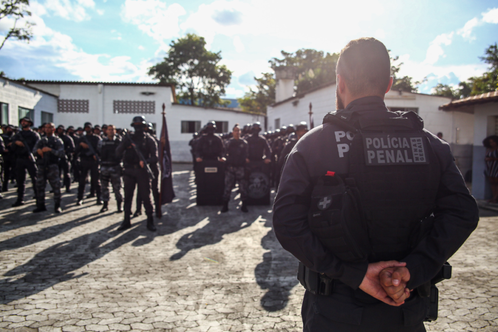 STF autoriza contratação de 686 policiais penais temporários em MG enquanto novo concurso público não é concluído; sindicato é contra a medida.