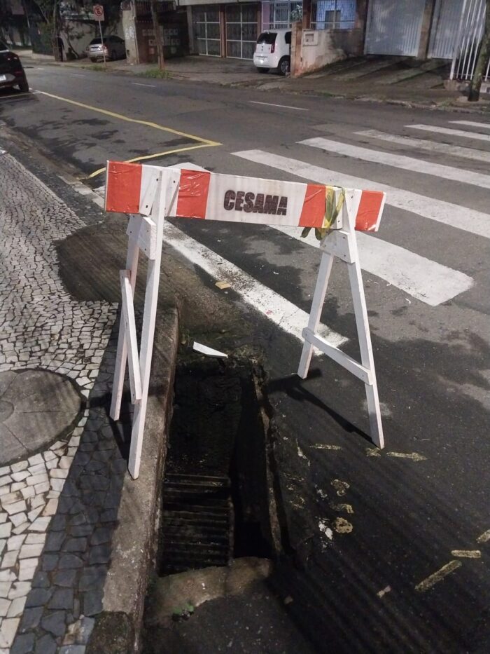 Bueiro sem tampa em esquina do Bairro Santa Helena representa risco 1 WhatsApp Image 2026 06 12 at 11.45.26