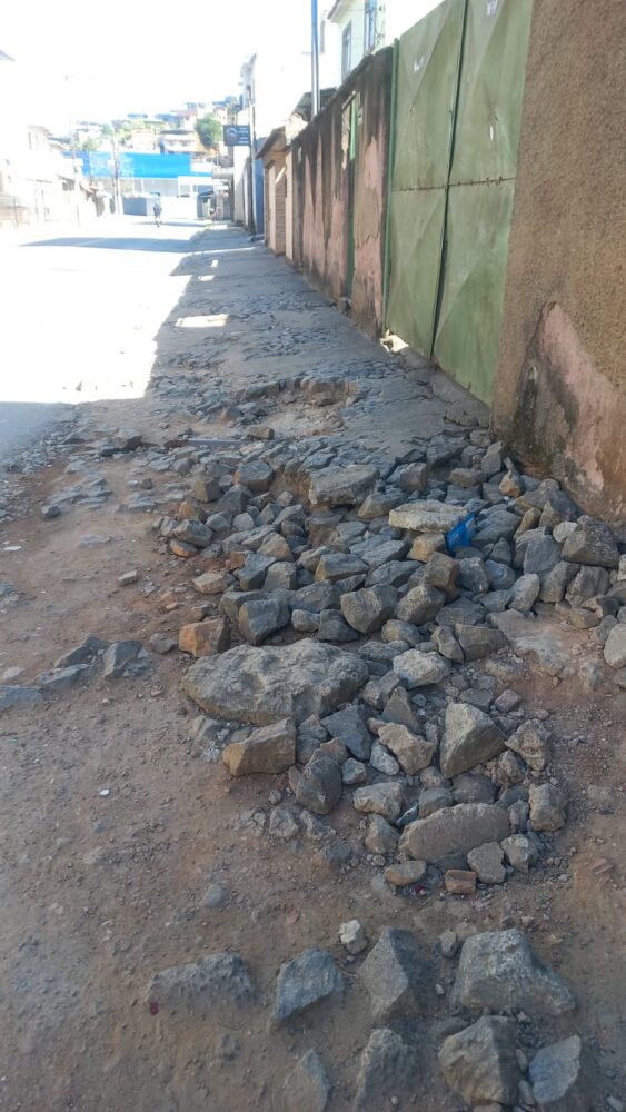 Passeio com buracos altera a rotina dos moradores do Bairro Santa Cruz 2 WhatsApp Image 2026 06 12 at 19.21.32 1