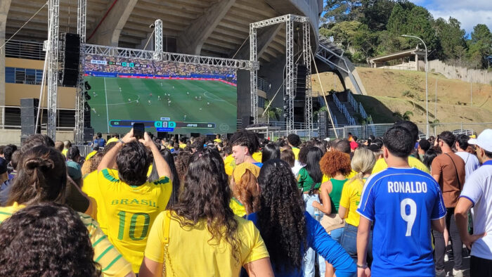 Catarse: no estacionamento do Estádio Municipal, juiz-foranos comemoram vitória do Brasil com gol nos acréscimos 2 Catarse: juiz-foranos comemoram vitória do Brasil com gol nos acréscimos no estacionamento do Estádio Municipal
