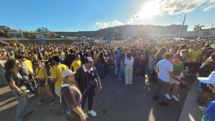 Catarse: no estacionamento do Estádio Municipal, juiz-foranos comemoram vitória do Brasil com gol nos acréscimos 1 Catarse: juiz-foranos comemoram vitória do Brasil com gol nos acréscimos no estacionamento do Estádio Municipal