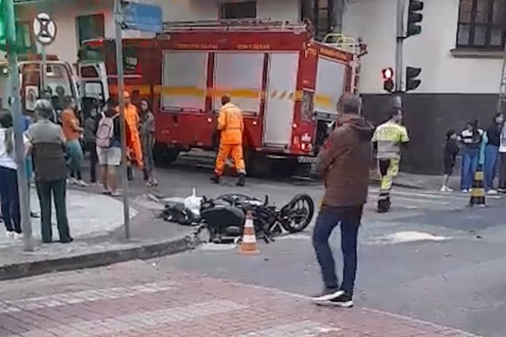 Homem morre após acidente entre carro e moto no Centro de Juiz de Fora 1 Homem morre após acidente entre carro e moto no Centro de Juiz de Fora