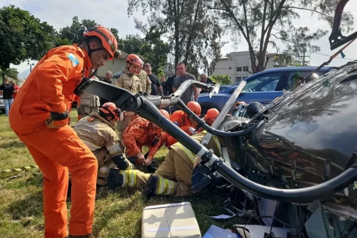 Colisão de helicópteros no Rio de Janeiro caiu em pátio com milhares de carros da BYD 2 acidente helicoptero rio de janeiro