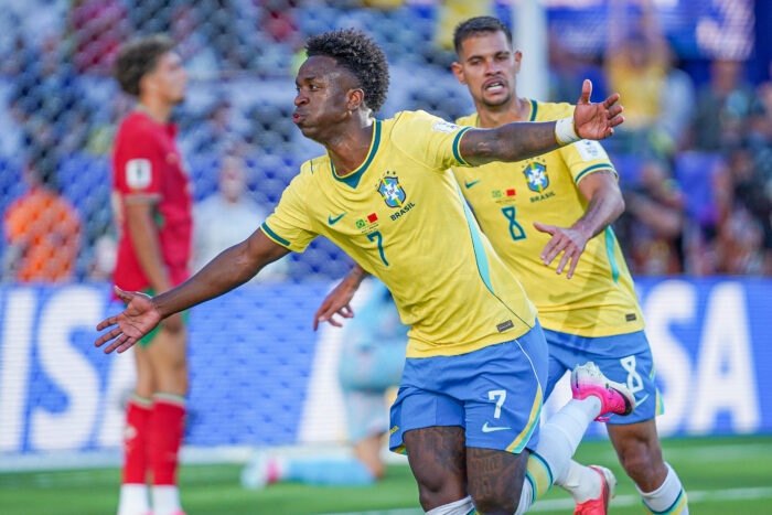 Raphinha, Vini Jr. e Douglas Santos se destacam nos números da estreia