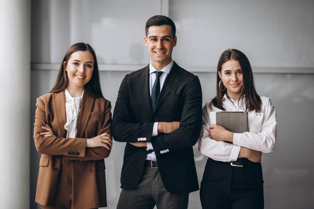 Profissionais multidisciplinares: por que as empresas valorizam quem conecta diferentes áreas 1 bussiness people working team office