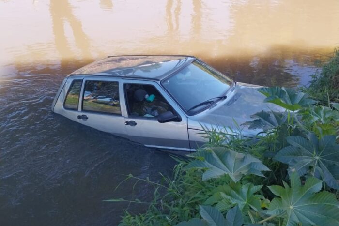 Carro cai no Rio Paraibuna após motorista perder o controle 1 Carro cai no Rio Paraibuna após motorista perder o controle