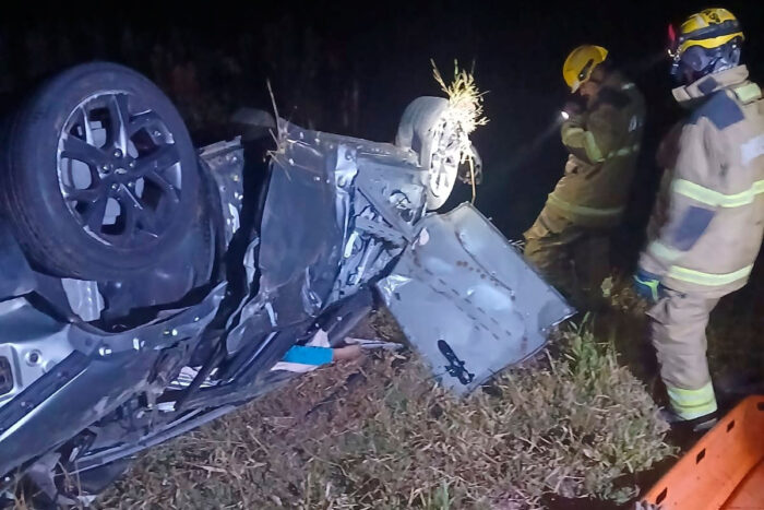 Dois homens morrem após caminhonete cair em ribanceira na MG-494 1 Dois homens morrem após caminhonete cair em ribanceira na MG-494