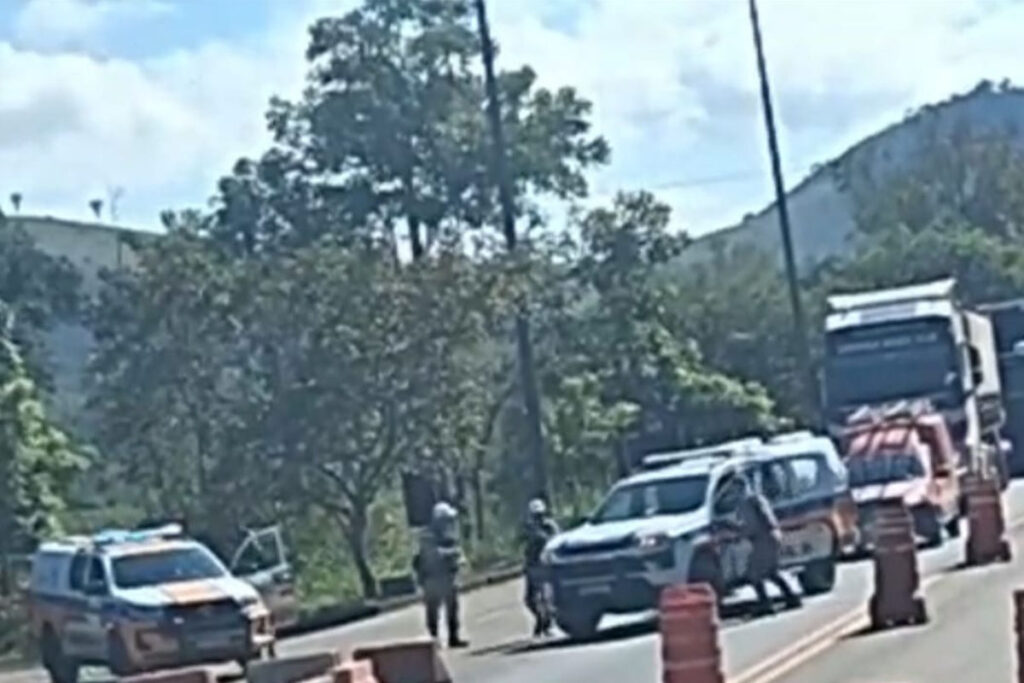 Bandidos fazem família refém, roubam R$ 50 mil e atiram contra policiais na BR-040 1 cerco 040 PRF