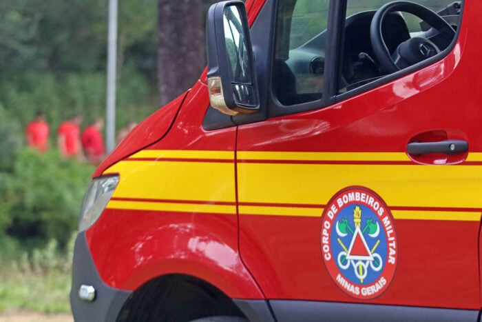 Colisão entre dois carros deixa feridos na MGT-265, em Piraúba