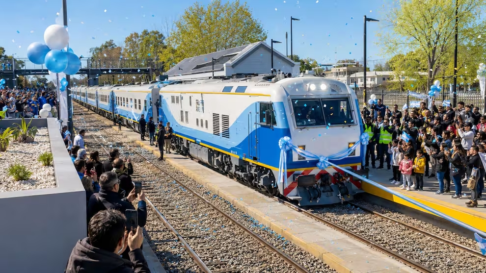 Estação de trem fechada há 10 anos em país reabre reformada na linha mais movimentada do país