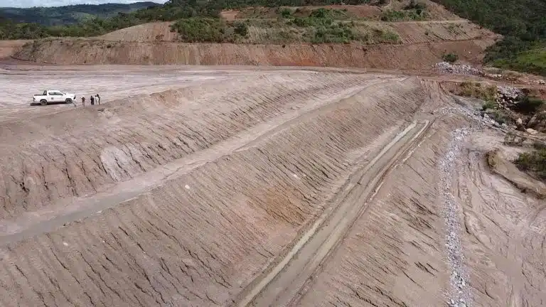 Fazendeiro perde acesso à própria terra enquanto mineradora vendida por R$ 14 bilhões para os EUA explorava terras raras nela por 13 anos