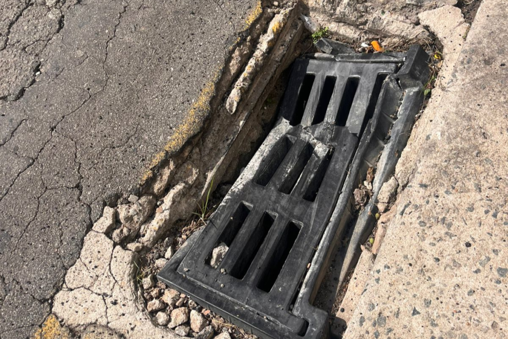 Bueiro danificado compromete drenagem na Avenida Pássaros da Polônia 2 fotos 2
