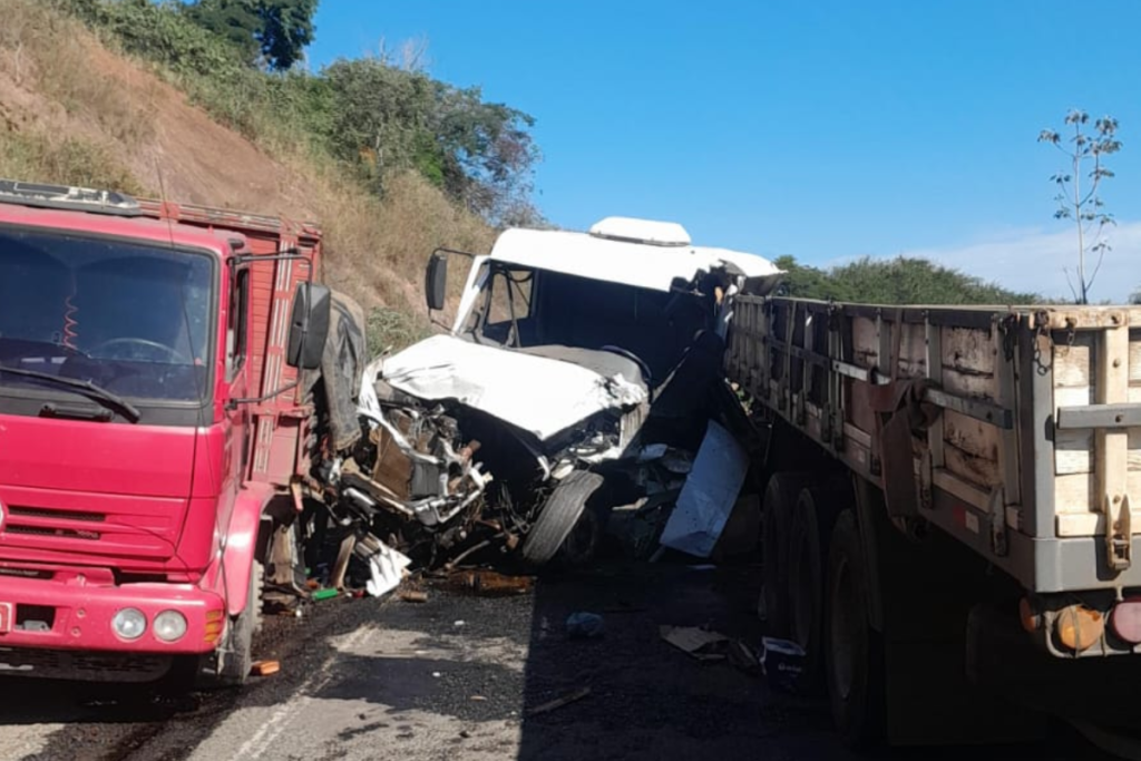 Acidente com cinco veículos deixa dois feridos na MG-285 1 fotos 86