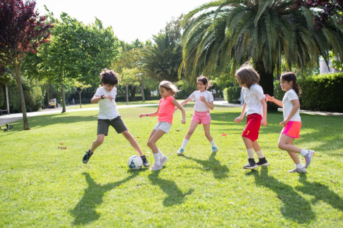 Por que mais pais estão incentivando os filhos a praticar esportes em grupo após as aulas 1 infancia