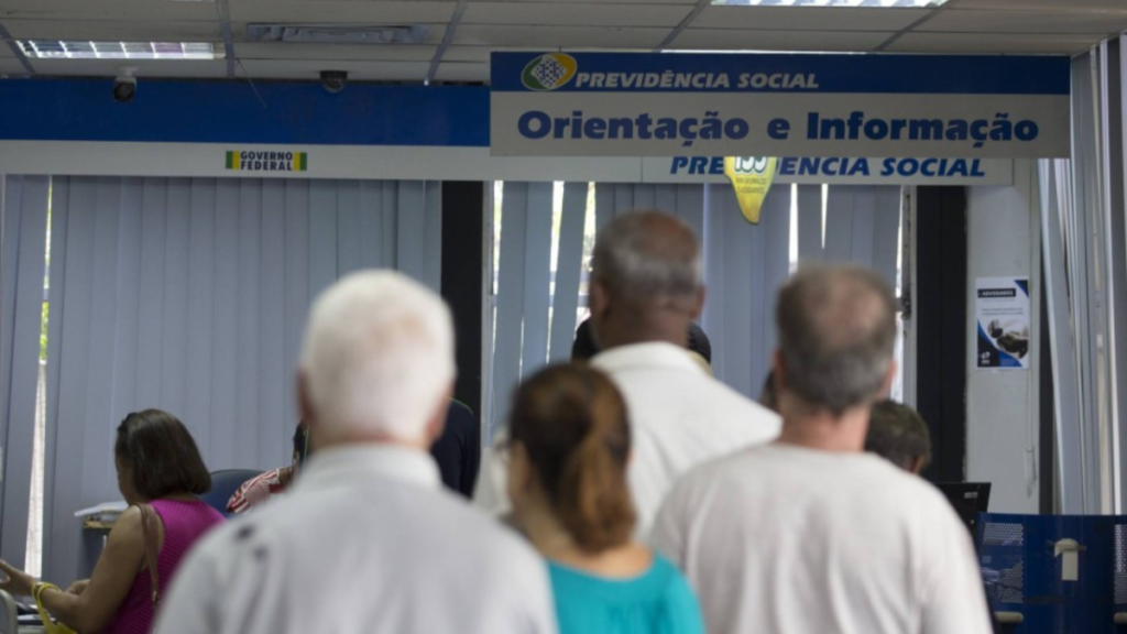 INSS alerta que criminosos estão indo à casa de aposentados com roupa e crachá falsos do instituto para aplicar golpes