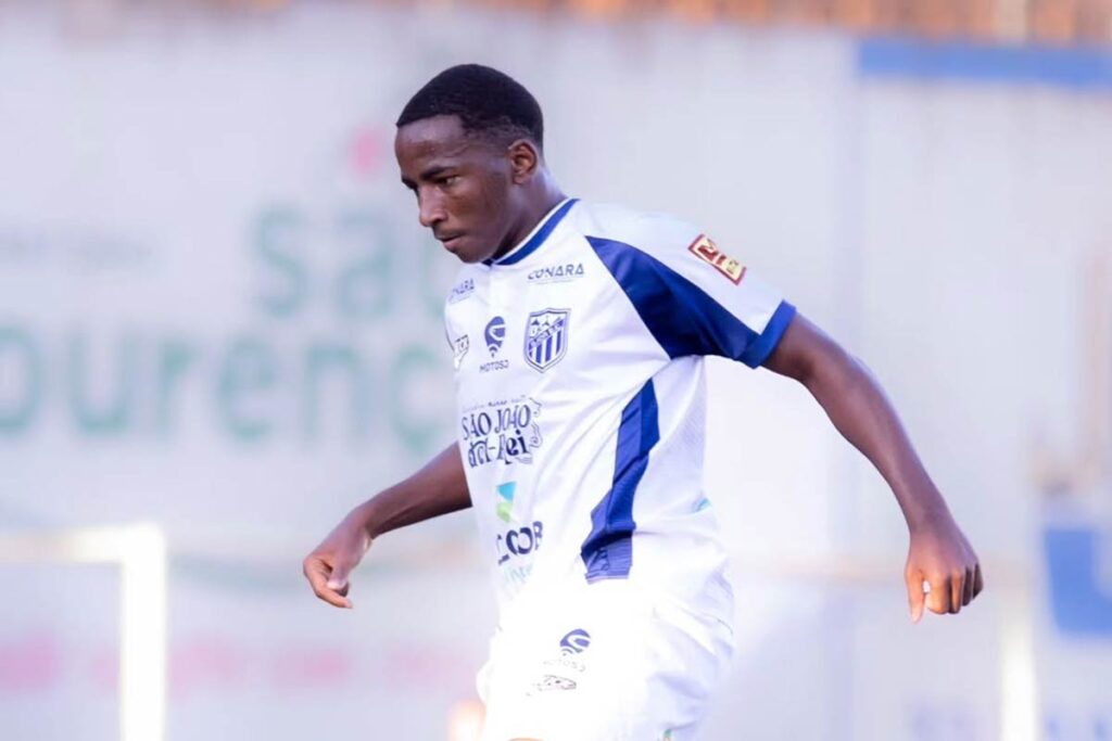 Meio-campista de 16 anos de time da região acerta com o Atlético-MG 2 jogador sjdr