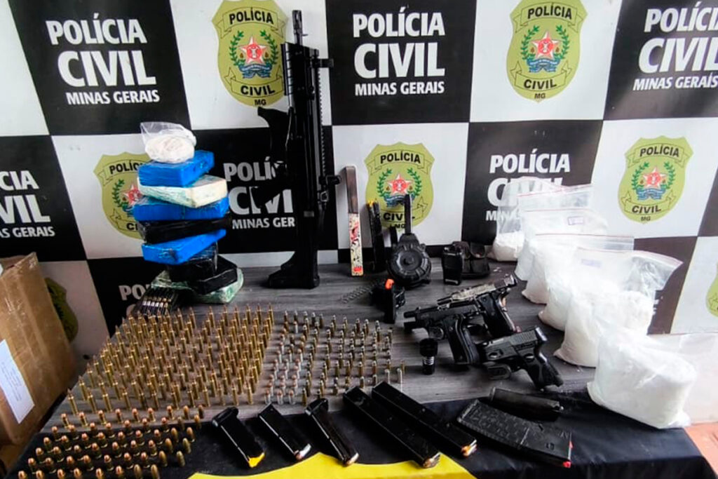 Dois homens são presos em imóvel utilizado para fabricação de drogas e depósito de armas no Borboleta 1 operacao cerco fechado pc jf