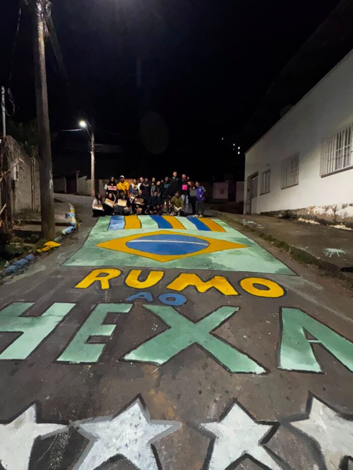 Universitários resgatam tradição das ruas pintadas para a Copa do Mundo em cidade mineira 2 Universitários resgatam tradição das ruas pintadas para a Copa do Mundo em cidade mineira