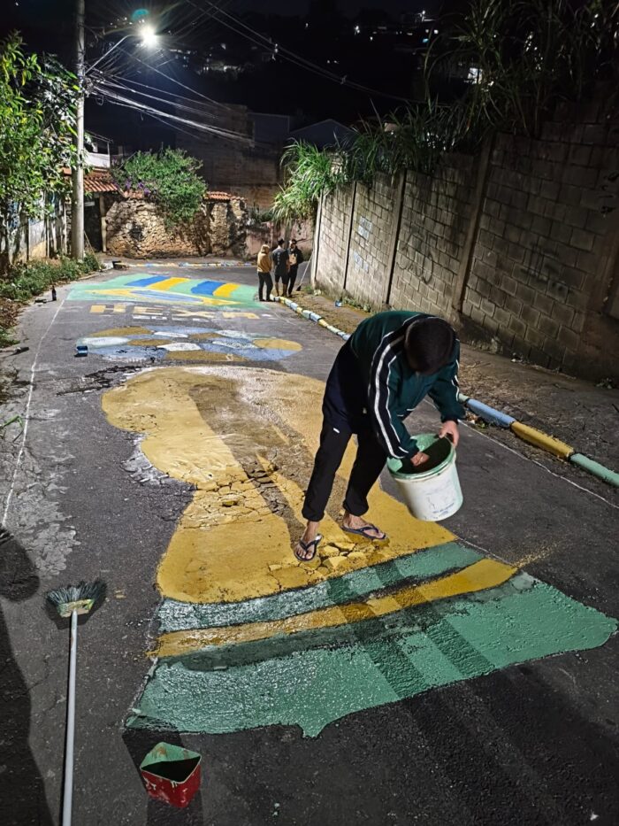Universitários resgatam tradição das ruas pintadas para a Copa do Mundo em cidade mineira 3 Universitários resgatam tradição das ruas pintadas para a Copa do Mundo em cidade mineira
