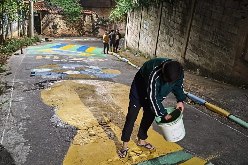 Universitários resgatam tradição das ruas pintadas para a Copa do Mundo em cidade mineira 4 Universitários resgatam tradição das ruas pintadas para a Copa do Mundo em cidade mineira