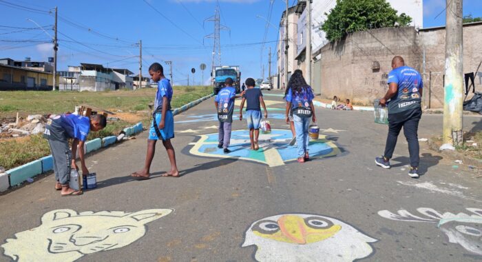 "Resgatar o clima": moradores do Bairro Caiçaras pintam Rua Dnar Rocha para a Copa do Mundo 3 ruas pintadas leonardo costa 2