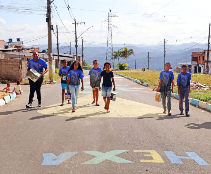 "Resgatar o clima": moradores do Bairro Caiçaras pintam Rua Dnar Rocha para a Copa do Mundo 4 ruas pintadas leonardo costa 3