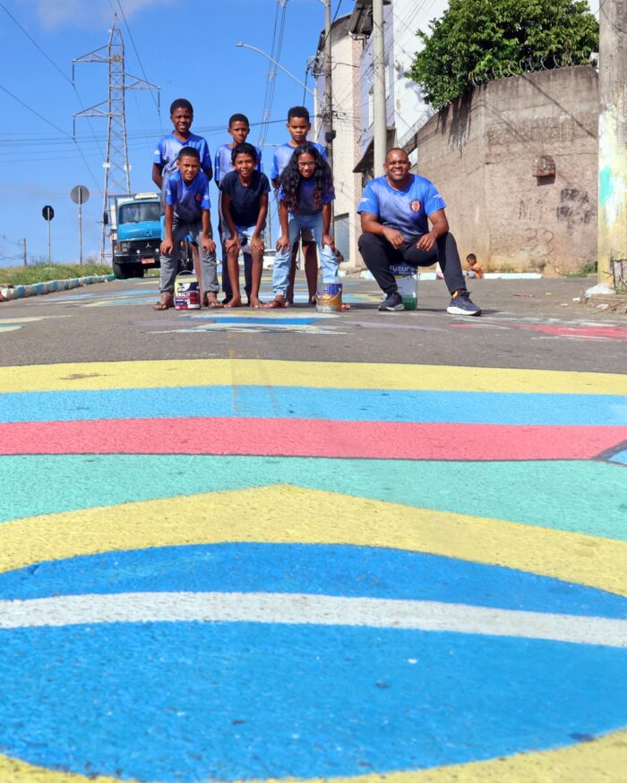 "Resgatar o clima": moradores do Bairro Caiçaras pintam Rua Dnar Rocha para a Copa do Mundo 2 ruas pintadas leonardo costa 4