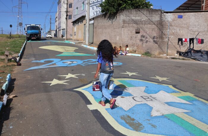 "Resgatar o clima": moradores do Bairro Caiçaras pintam Rua Dnar Rocha para a Copa do Mundo 5 ruas pintadas leonardo costa