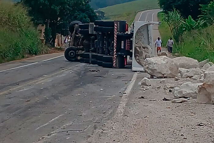 Caminhão carregado com pedras tomba na MGC-393 1 Caminhão carregado com pedras tomba na MGC-393