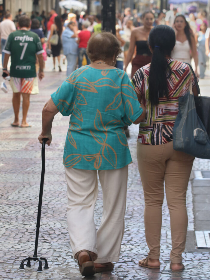 Mais da metade das denúncias de violência contra idosos em Juiz de Fora apontam filho como suspeito 1 Violência contra idosos em Juiz de Fora: filhos lideram denúncias, agressões diárias em 79,1% dos casos e abandono cresce 44,2%.
