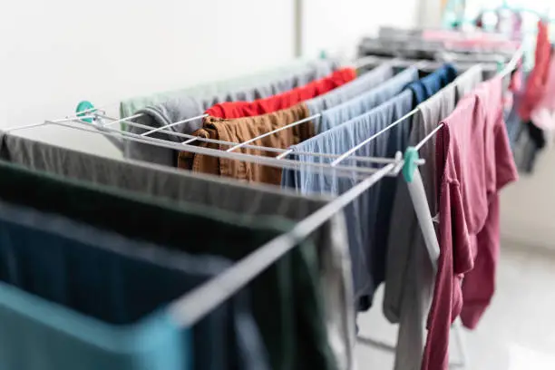 Método usado em apartamentos promete secar roupas sem ocupar espaço