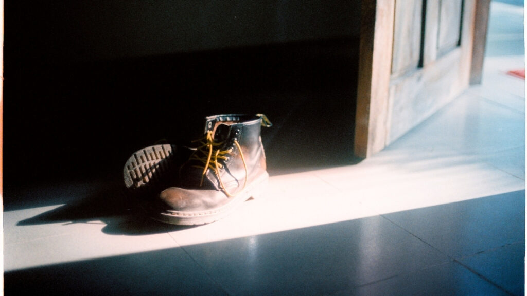 A psicologia sugere que pessoas que tiram os sapatos antes de entrar em casa não fazem isso só pela sujeira