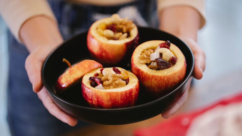 Maçã cozida virou tendência e médicos explicam o que realmente muda