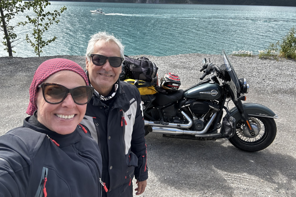 Em uma volta ao mundo de moto, o casal de Simão Pereira percorre a Rota da Seda rumo à China e mira os cem países antes dos 65 anos de Sergio.