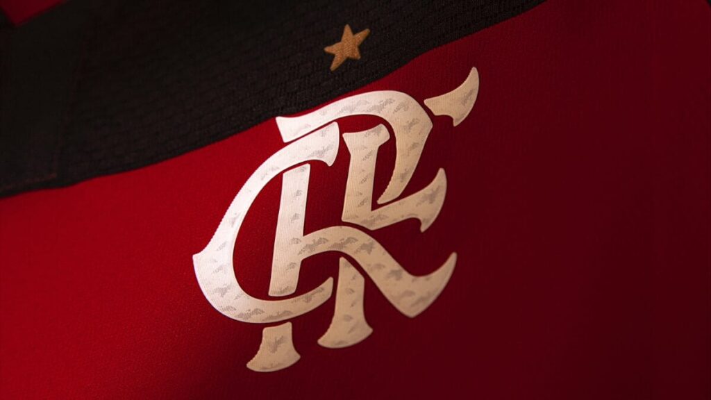 Torcida do Flamengo recebe notícia sobre marca milionária alcançada pelo clube