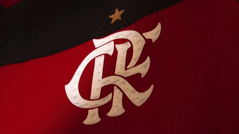 Torcedor coloca R$ 100 mil na mesa para passar uma noite no Maracanã ao lado de dois ídolos do Flamengo