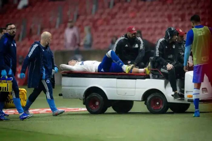 Gabriel Pec passará por cirurgia após sofrer fratura na estreia pelo Cruzeiro; zagueiro se posiciona