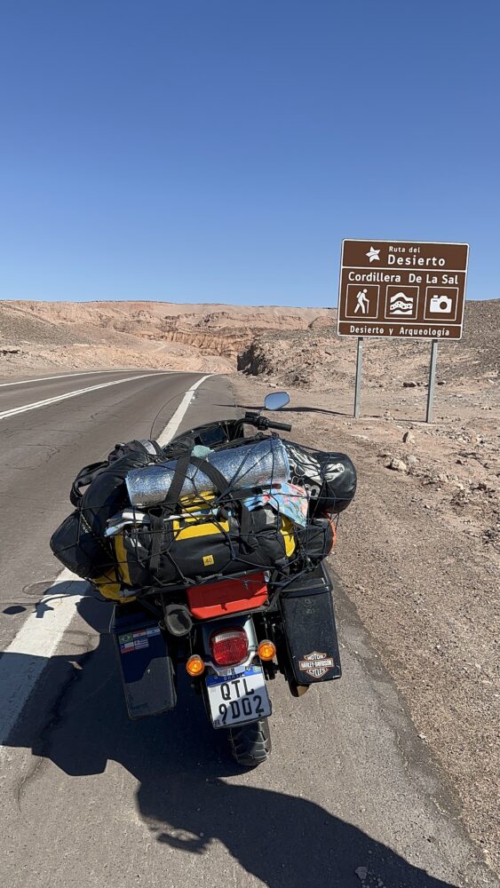 Em uma volta ao mundo de moto, o casal de Simão Pereira percorre a Rota da Seda rumo à China e mira os cem países antes dos 65 anos de Sergio.