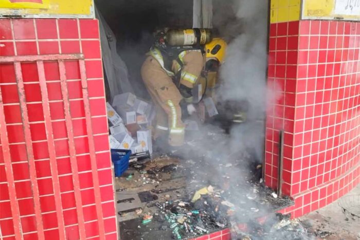 Incêndio em comércio no Benfica mobiliza bombeiros e exige 500 litros de água 1 Incendio em Benfica Corpo de Bombeiros