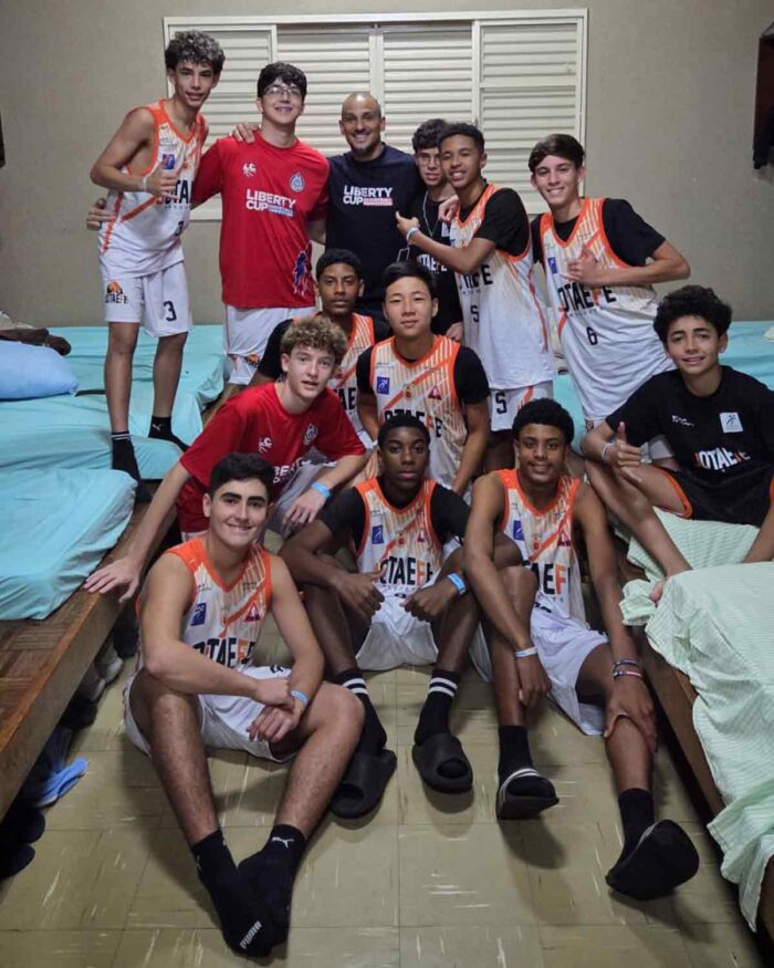 Pódio e encontro com ex-NBA: sub-14 do Jotaefe Basquete encerra participação em torneio em São Paulo 2 Pódio e encontro com Alex 'O Brabo': Jotaefe Basquete encerra participação em torneio em São Paulo