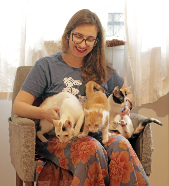 Adoção: mais de mil animais aguardam a chance de ter um lar em Juiz de Fora 1 LAIS E AS GATINHAS ADOTADAS fOTO LEONARDO COSTA 03.jpg