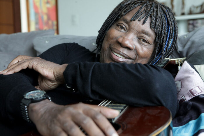 Milton Nascimento deixa hospital e continuará tratamento em casa