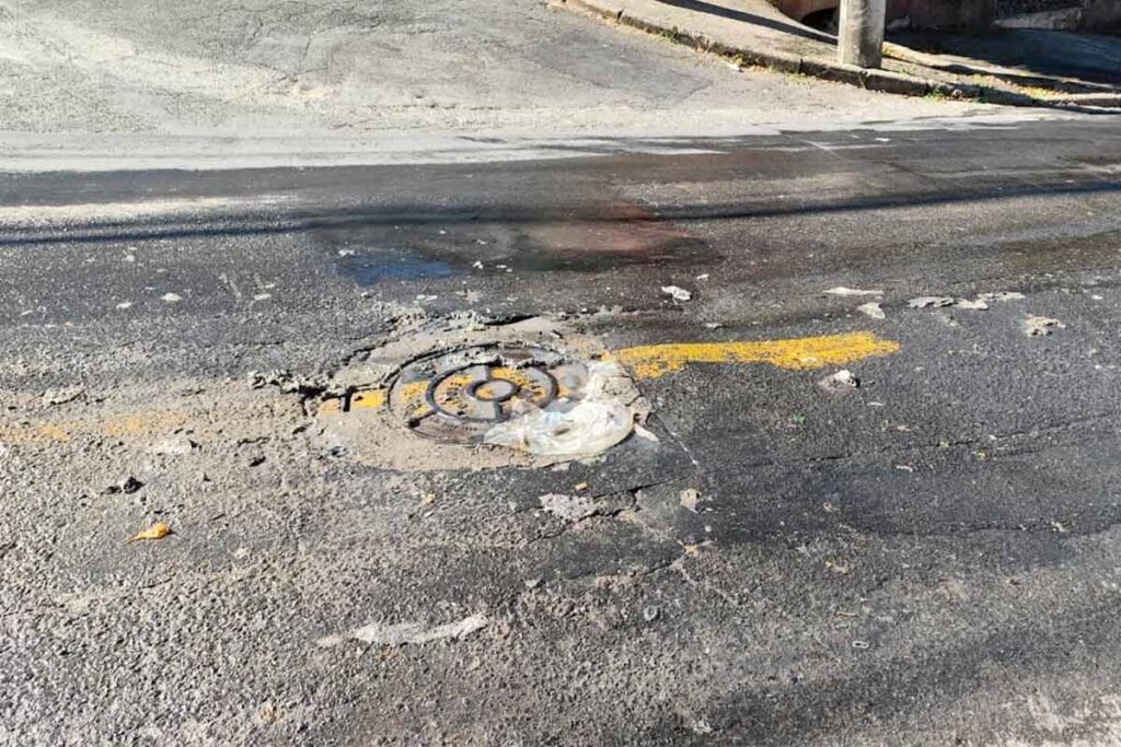 Vazamento de água e esgoto na Rua Antônio Passarela persiste há dois dias 2 VU Antonio Passarela Contribuicao da leitora